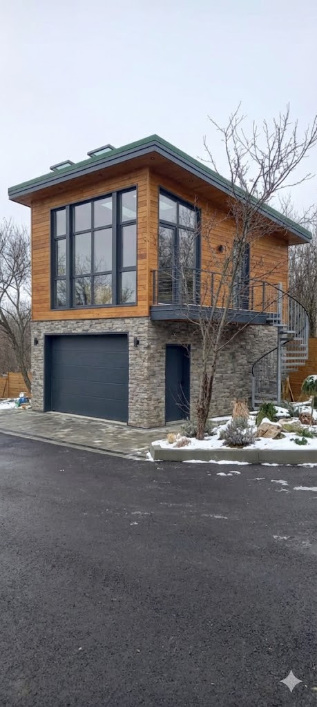 Готовый гараж с мансардой — вид днём, фасад из сэндвич-панелей — PreBuild